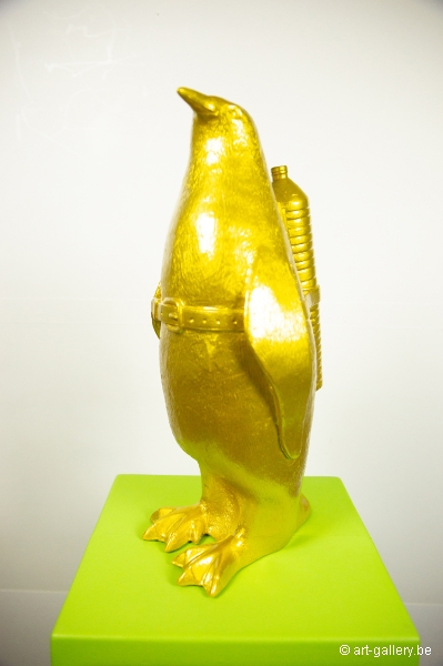 SWEETLOVE William - Cloned golden pinguin - Geen statue